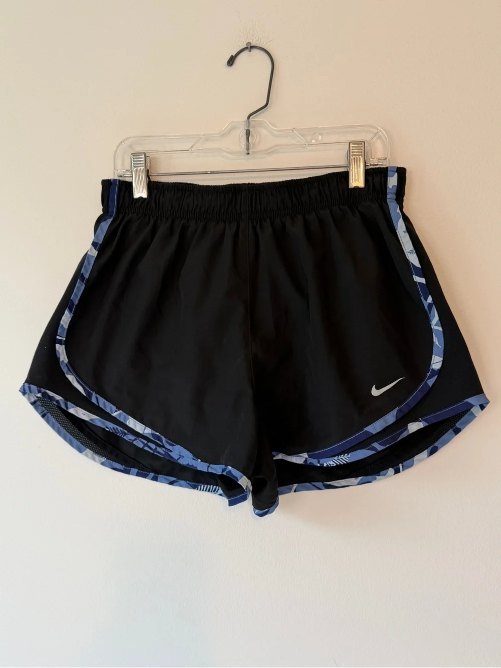 Nike Women’s Tempo Black Blue Floral Trim Athletic Shorts Sporty, Medium
